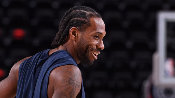 Kawhi Leonard signs extension with Raptors