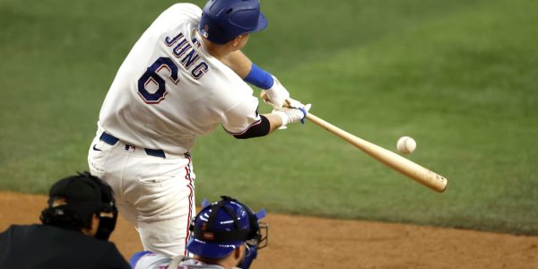 Rangers pull atop AL West, avoid sweep vs. Mets