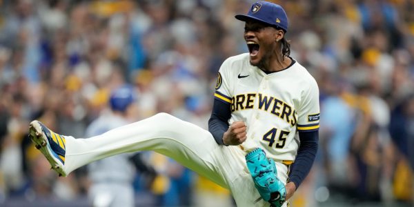 Brewers take Game 1 in NLCS rematch against defending champs