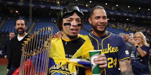 Huge year for Contreras brothers ends with World Series embrace