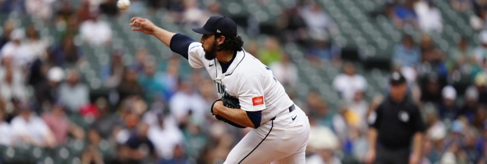 Mariners pick up Muñoz’s option; Robles becomes free agent