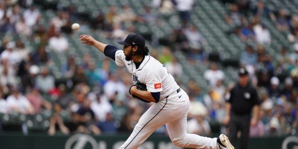 Mariners pick up Muñoz’s option; Robles becomes free agent
