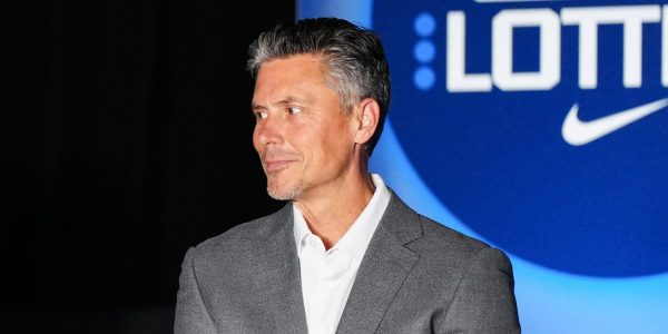 Astros hire Flores as next general manager