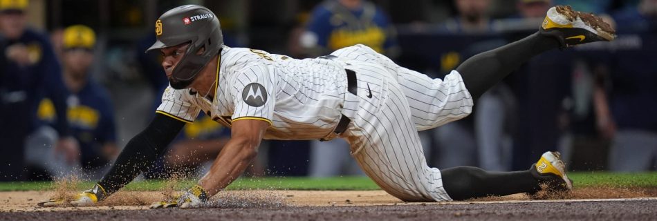 Xander makes savvy moves on basepaths, in field as Padres stay alive