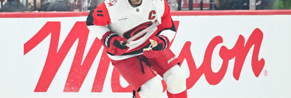 Staal out at least one month for Hurricanes with calf tear