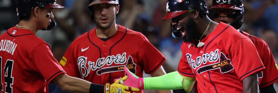 Harris golfs 3-run shot to get Game 3 started with a blast