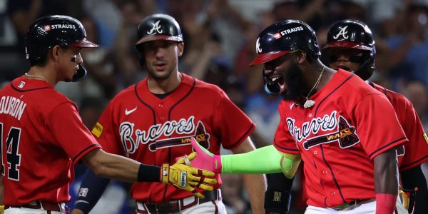 Harris golfs 3-run shot to get Game 3 started with a blast Harris golfs 3-run shot to get Game 3 started with a blast