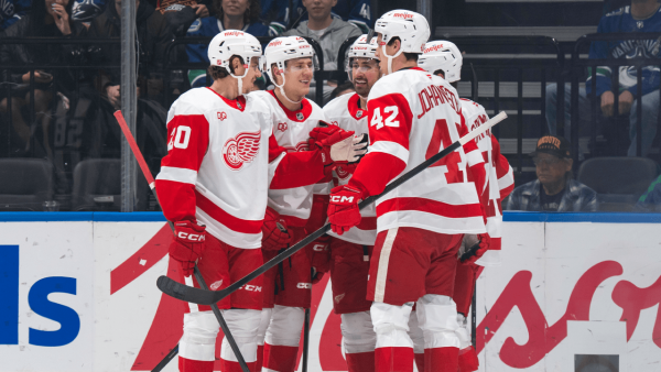 Raymond scores twice, Red Wings hand Canucks ninth straight loss