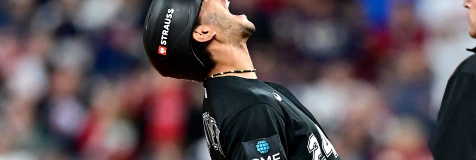 Clutch hitting, brilliant relief in Game 2 have White Sox on cusp of ALCS