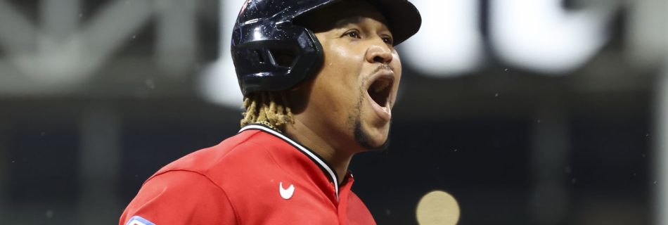 Ramírez digs out pitch practically on the ground for stadium-shaking homer