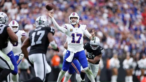 Josh Allen tied a Jim Kelly record with a throw his teammates could barely believe